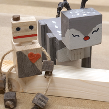 Cargar imagen en el visor de la galería, Superhéroes, robots y mascotas de madera - Carpintería en familia
